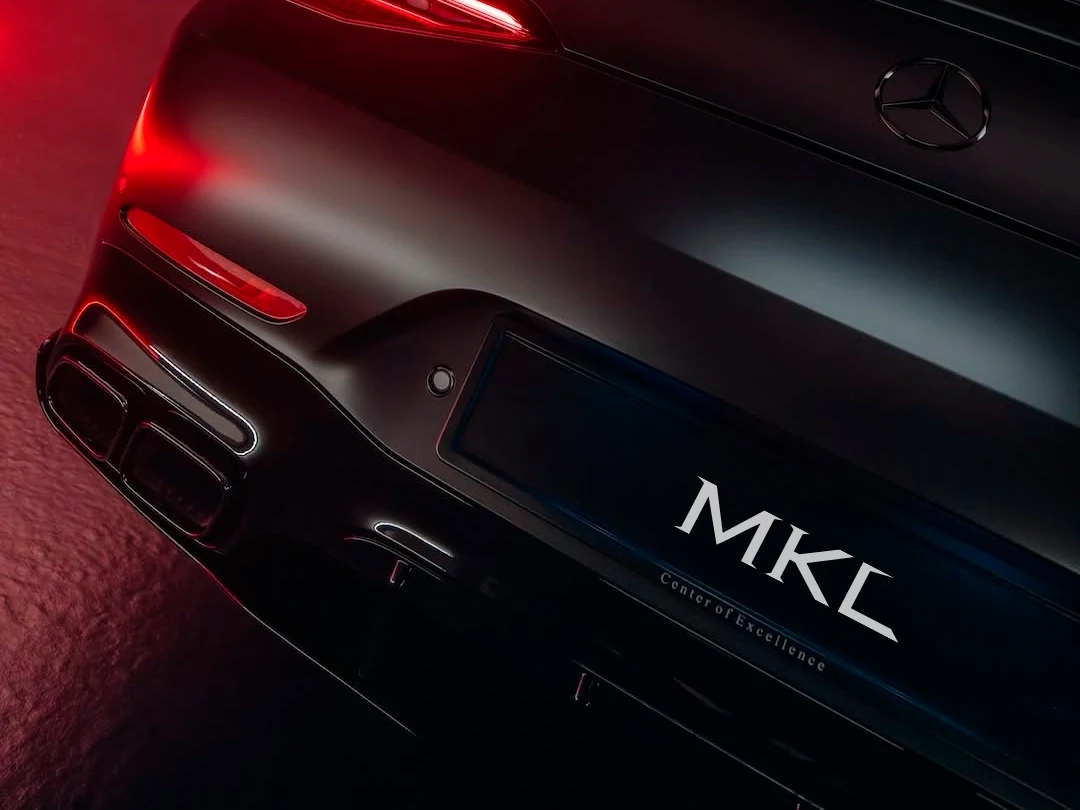 Placa trasera con el logotipo MKL y el descriptor Center of Excellence